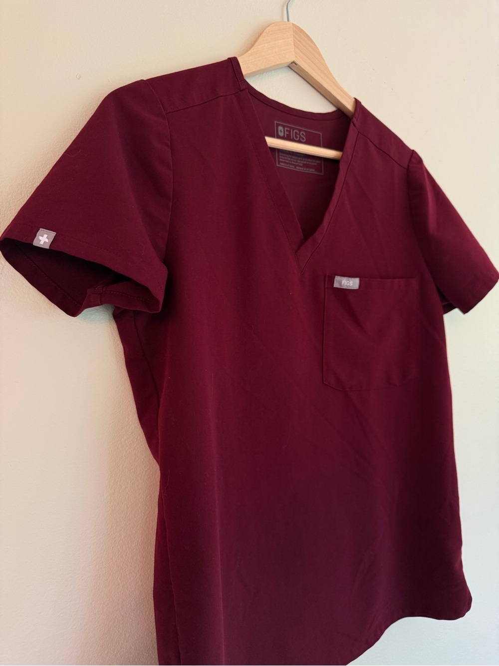 Figs Catarina Burgundy One Pocket V-Neck Women's Scrub Top Style FW1000 Size XS - Picture 4 of 7